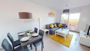 sala de estar con sofá, mesa y sillas en Casa De La Sol Saurines - Brand New Apartment!, en Las Pedreñas