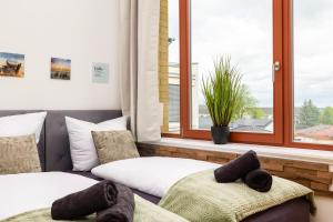 Postel nebo postele na pokoji v ubytování mayhome - das STRANDLOFT schönes Studioapartment mit Balkon, Küche und Tiefgarage - Sauna und Fitness direkt nebenan