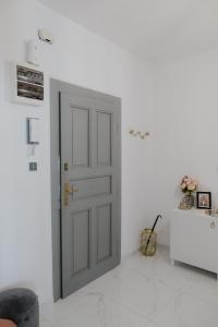 una puerta en una habitación con una pared blanca en AH Zimná, en Košice