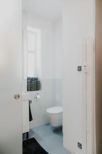 uma casa de banho branca com um WC num quarto em AH Zimná em Košice