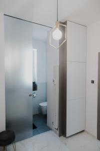 uma casa de banho com um WC e uma porta de vidro em AH Zimná em Košice