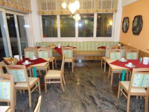 Ein Restaurant oder anderes Speiselokal in der Unterkunft Hotel Cafe Lorenz 