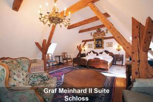 Uma área de estar em Schloss Hotel Fernsteinsee