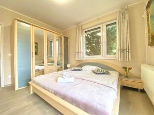 ブダペストにあるLangman Guesthouseのベッドルーム1室(大型ベッド1台、窓2つ付)