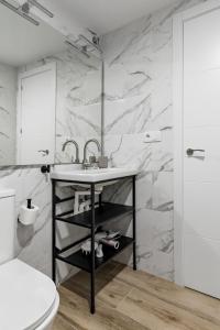 馬德里的住宿－Charming Madrid Villaverde，一间带水槽和卫生间的浴室