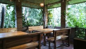 En restaurant eller et andet spisested på SDD Bamboo Village Resort
