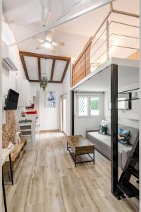 Dormitorio tipo loft con cama y escritorio en Charming Madrid Villaverde, en Madrid