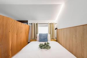 1 dormitorio con 1 cama con cactus en Charming Madrid Villaverde, en Madrid