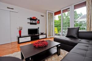 sala de estar con sofá y mesa en Apartment MB, en Rijeka