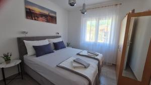 Postel nebo postele na pokoji v ubytování Apartman Joki + 37 fotografií