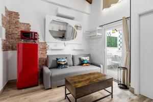 Una sala de estar con un sofá y un refrigerador rojo. en Madrid Villaverde - Apartamentos acogedores, AC, en Madrid 66 fotos más