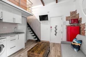 馬德里的住宿－Charming Madrid Villaverde，一间厨房和一间带红色冰箱的客厅