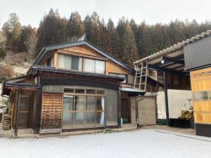 una casa con muchas ventanas y un garaje en 田舎の別荘 かすみ草 en Shōgahora