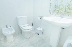 Un baño blanco con inodoro y lavabo. en Hotel Duc de Vendôme, en Vinarós 37 fotos más