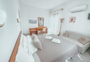 Dormitorio blanco con cama y mesa en Hotel Duc de Vendôme, en Vinarós
