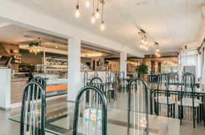 Un comedor con mesas y sillas en un restaurante. en Hotel Duc de Vendôme, en Vinarós