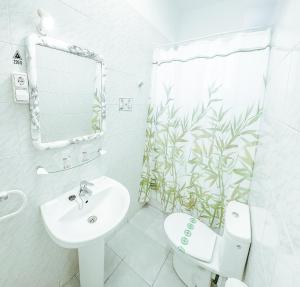 Un baño con lavabo, inodoro y espejo. en Hotel Duc de Vendôme, en Vinarós