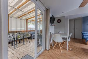 soggiorno e sala da pranzo con tavolo e sedie di Mobilhome a La reserve a Gastes