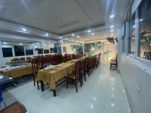 jadalnia ze stołami i krzesłami w restauracji w obiekcie Pina Hotel - Boutique Inn w mieście Cát Bà