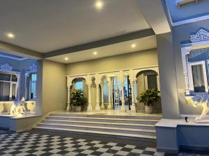un vestíbulo con una escalera en un edificio en The Tiger Villa by ATD India - Group of Hotels and Resorts, en Sawāi Mādhopur