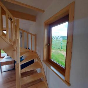 uma escada numa pequena casa com uma janela em Domek Górski Klimat em Białka Tatrzanska