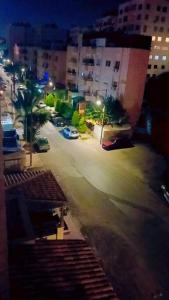 - Vistas a una calle de la ciudad por la noche en شقة فاخرة واسعة في شارع المدينة المنورة, en Umm Uthainah
