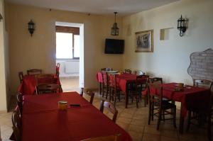 jadalnia ze stołami i krzesłami z czerwoną tkaniną w obiekcie La Terrazza Motta w mieście Atri