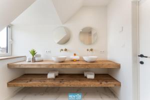 Ένα μπάνιο στο Casa Diva – renovated house for 12 in Blankenberge +47 φωτογραφίες