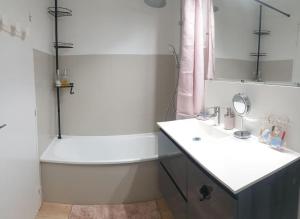 ein Badezimmer mit einem Waschbecken, einer Badewanne und einem WC in der Unterkunft La perle d'honierre in Argelès-sur-Mer