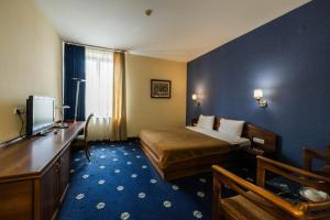 Televiisor ja/või meelelahutuskeskus majutusasutuses Ararat Hotel