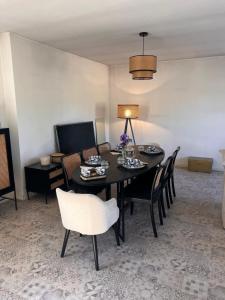 Demeure du Mas de Bessac في Brengues: غرفة معيشة مع طاولة وكراسي وأريكة