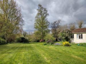 Gallery image of Robin Hill Cottage in Amesbury