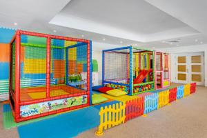 una sala de juegos para niños con dos estructuras de juego en AĞAOĞLU MY TERMAL, en Sadıkbey