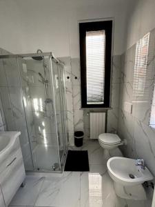 a bathroom with a shower and a toilet and a sink at Appartamento nel cuore di Forlì in Forlì +2 photos