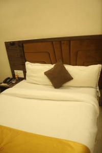 Postel nebo postele na pokoji v ubytování Hotel Siddharth Residency- Siddharth Nagar, Goregaon West