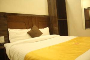 Postel nebo postele na pokoji v ubytování Hotel Siddharth Residency- Siddharth Nagar, Goregaon West