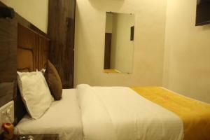 Postel nebo postele na pokoji v ubytování Hotel Siddharth Residency- Siddharth Nagar, Goregaon West