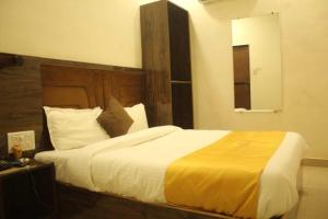Postel nebo postele na pokoji v ubytování Hotel Siddharth Residency- Siddharth Nagar, Goregaon West