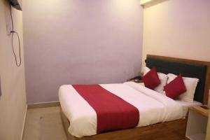 Postel nebo postele na pokoji v ubytování Hotel Siddharth Residency- Siddharth Nagar, Goregaon West