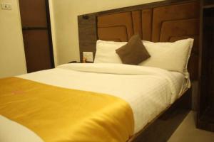 Postel nebo postele na pokoji v ubytování Hotel Siddharth Residency- Siddharth Nagar, Goregaon West