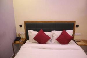 Postel nebo postele na pokoji v ubytování Hotel Siddharth Residency- Siddharth Nagar, Goregaon West