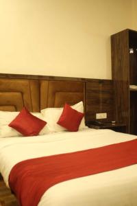 Postel nebo postele na pokoji v ubytování Hotel Siddharth Residency- Siddharth Nagar, Goregaon West
