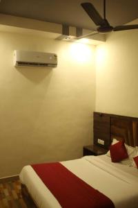 Postel nebo postele na pokoji v ubytování Hotel Siddharth Residency- Siddharth Nagar, Goregaon West
