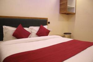 Postel nebo postele na pokoji v ubytování Hotel Siddharth Residency- Siddharth Nagar, Goregaon West