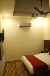 TV a/nebo společenská místnost v ubytování Hotel Siddharth Residency- Siddharth Nagar, Goregaon West