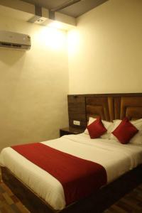 Postel nebo postele na pokoji v ubytování Hotel Siddharth Residency- Siddharth Nagar, Goregaon West