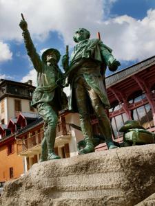 a statue of a man and a woman at Résidence Le Cristal de Jade in Chamonix