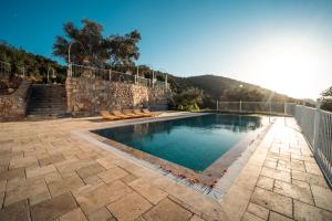 una gran piscina con sillas y una valla en Chef's Otelier, en Kusadasi