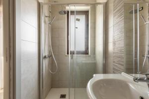 bagno con doccia e lavandino di B&B Appia a Brindisi
