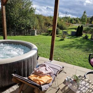 een hot tub op een patio met uitzicht op een tuin bij Donna in Grabovac